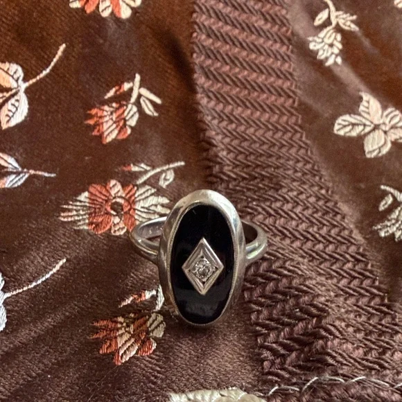 Elegant Diamond Black and White Gold Women's Ring - Picture 3 of 8